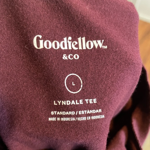 Red tee - Picture 2 of 3